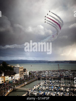 De - Devon: Rote Pfeile Royal Airforce Aerobatic Team oben Torbay (Torquay Harbour im Vordergrund) Stockfoto