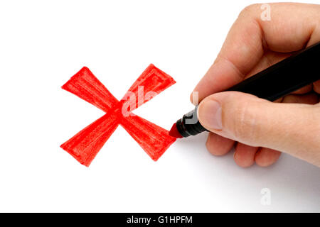 Frau Hand mit Marker Zeichnung rot X-Zeichen auf weißem Hintergrund. Stockfoto