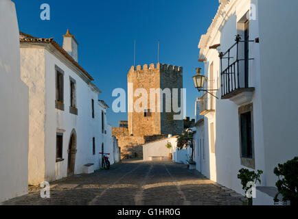 Kopfsteinpflaster und die Burg, Monsaraz, mittelalterlichen Mauern umgebene Dorf, Alentejo, Portugal Stockfoto