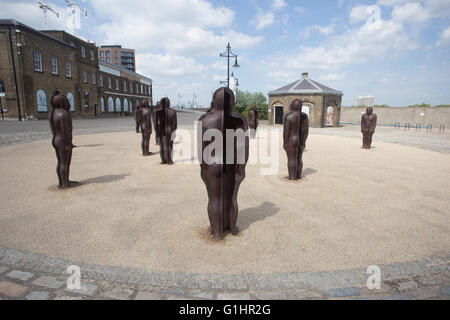 Baugruppe 16 Figuren 188 CM hoch aus Gusseisen EDITION Skulptur von Peter Burke, Woolwich Stockfoto