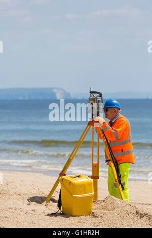 Trimble Geräte eingerichtet am Strand von Bournemouth nach Erdrutsch im April Stockfoto