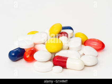 Ein Haufen von verschiedenen, bunten und abwechslungsreichen Pillen, Tabletten und Drogen auf einem weißen Hintergrund. Stockfoto