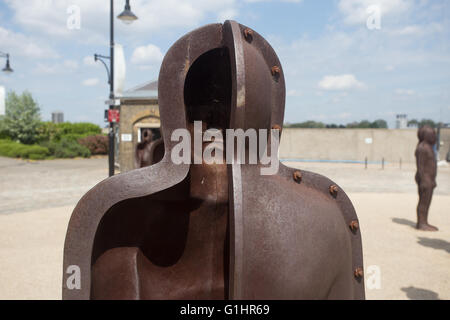 Baugruppe 16 Figuren 188 CM hoch aus Gusseisen EDITION Skulptur von Peter Burke, Woolwich Stockfoto