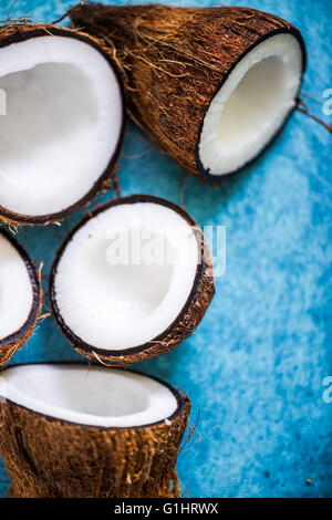 Kokosnuss-Hälften auf blauem Hintergrund pulsierende Stockfoto