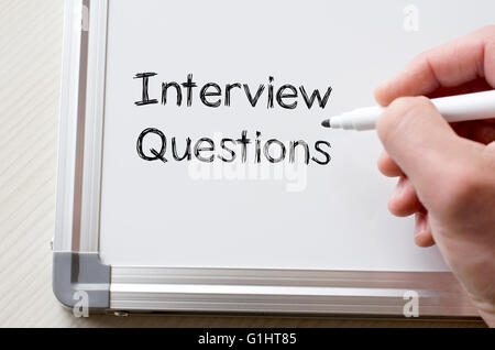 Menschliche Hand Interviewfragen auf Whiteboard schreiben Stockfoto