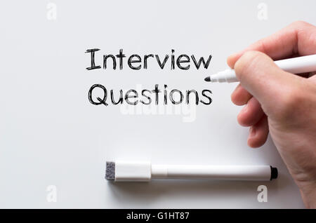 Menschliche Hand Interviewfragen auf Whiteboard schreiben Stockfoto