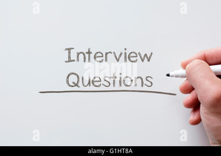Menschliche Hand Interviewfragen auf Whiteboard schreiben Stockfoto