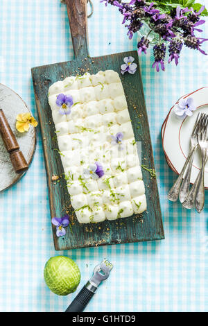 Geschmack des Sommers, Key Lime Pie und Blumen Stockfoto