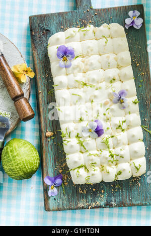 Geschmack des Sommers, Key Lime Pie und Blumen Stockfoto