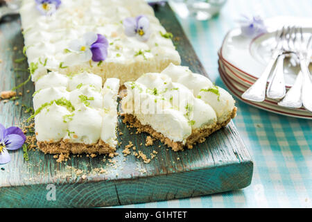 erfrischende Limetten-Torte mit Merinque geschnitten Stockfoto