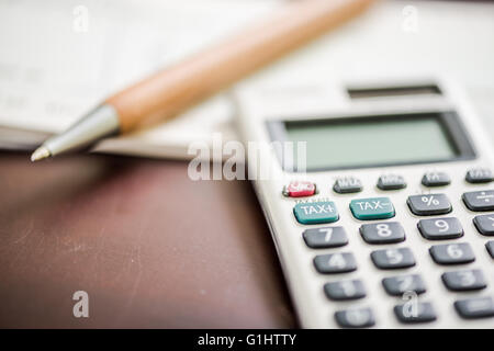 Besteuerung und Rechnungslegung Konzept mit Stift und Taschenrechner Stockfoto