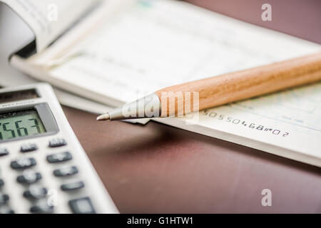 Scheck mit Stift schreibt Stockfoto