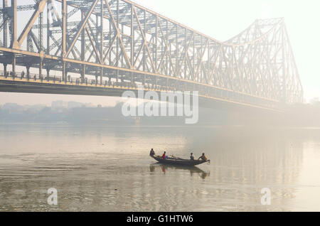 Land Angelboote/Fischerboote unter Howrah Brücke über den Hooghly River, Kolkata, Westbengalen, Indien Stockfoto