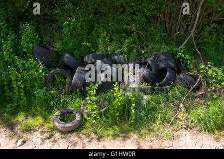 Ein Haufen von Reifen neben einem Bauernhof verfolgen in Shropshire, England, UK. Stockfoto