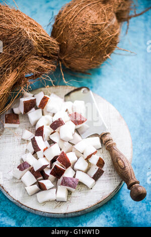 Kokos-Stücke und ganzen Nüssen von oben Stockfoto