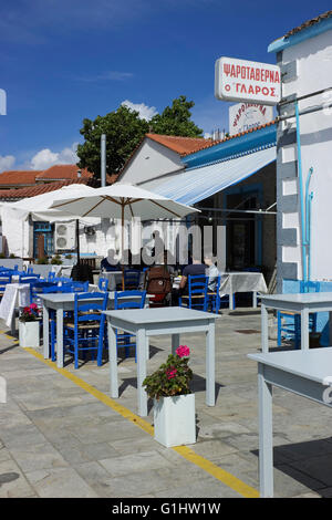 Pelargonien (Familie Geraniaceae) Pflanze dekorieren die Tischreihen Restaurant. Strandpromenade von Myrina, Limnos Stockfoto