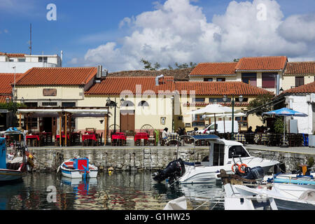 Tavernen und spiegeln die Landschaft auf der Meeresoberfläche von Myrina Kai mit Booten im Vordergrund. Insel Limnos, Griechenland Stockfoto