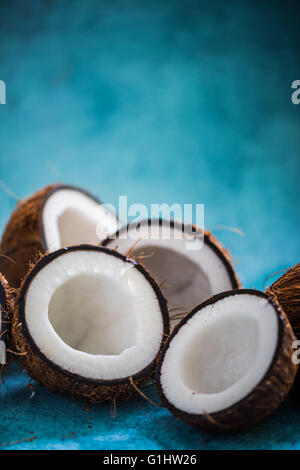 Kokosnuss-Hälften auf blauem Hintergrund pulsierende Stockfoto