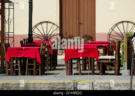 Nahaufnahme von "Venetia" Fisch Taverne Restaurant leeren roten Tischdecke bedeckt Tabellen & Dekoration in Myrina Kai. Lemnos Stockfoto