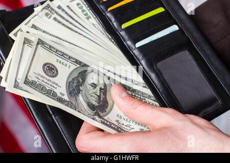 Hand halten Dollar und Geldbeutel. Stockfoto
