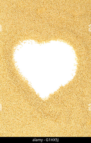 Roh, ungekochte Amarantsamen heap in Herzform auf weißem Hintergrund mit Textfreiraum Stockfoto