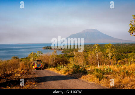 Der Vulkan Lewotolok wird von einer Straße zum Waijarang-Hügel auf der Insel Lembata, Lembata, East Nusa Tenggara, Indonesien, aus gesehen. Stockfoto