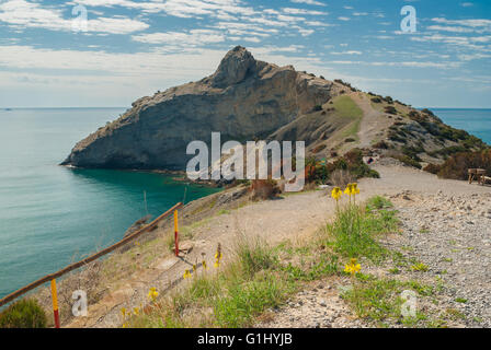 Frühlingslandschaft mit Kaptschik Umhang und Piraten Bucht in der Nähe Novij Svet Resort, Osten der Krim, Ukraine. Stockfoto