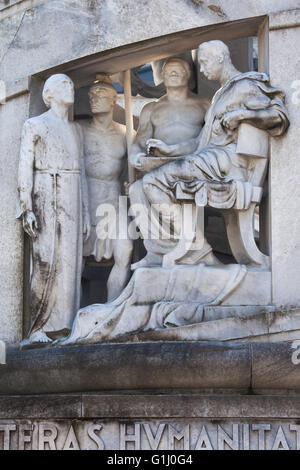 Jesus wird von Pontius Pilate beurteilt. Marmorstatue des Bildhauers Giannino Castiglioni (1936). Detail des Denkmals für italienische Textil-industriellen Antonio Bernocchi Architekten Alessandro Minali auf dem Monumental Cemetery (Cimitero Monumentale di Milano) in Mailand, Lombardei, Italien. Stockfoto