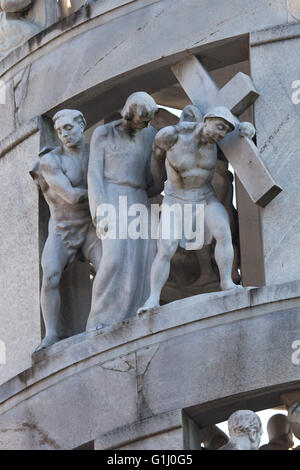 Jesus wird von Saint-Simon geholfen, sein Kreuz zu tragen. Marmorstatue des Bildhauers Giannino Castiglioni (1936). Detail des Denkmals für italienische Textil-industriellen Antonio Bernocchi Architekten Alessandro Minali auf dem Monumental Cemetery (Cimitero Monumentale di Milano) in Mailand, Lombardei, Italien. Stockfoto