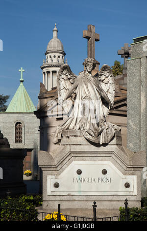 Grabsteine auf dem Monumental Cemetery (Cimitero Monumentale di Milano) in Mailand, Lombardei, Italien. Stockfoto