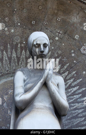 Trauer um Frau dargestellt in einem Grabstein auf dem Monumental Cemetery (Cimitero Monumentale di Milano) in Mailand, Lombardei, Italien. Stockfoto