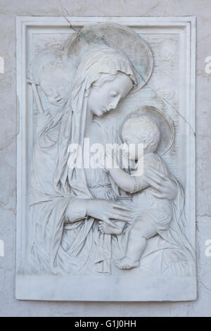 Jungfrau Maria mit Kind, dargestellt auf einem Marmor Grabstein auf dem Monumental Cemetery (Cimitero Monumentale di Milano) in Mailand, Lombardei, Italien. Stockfoto