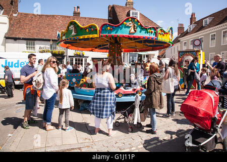 Kinder Merry gehen rund zu Alresford Brunnenkresse Festival 2016, New Alresford, Hampshire, England, Vereinigtes Königreich. Stockfoto