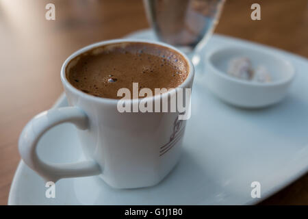 Eine Reihe von türkischen Kaffee mit Wasser und dessert Stockfoto