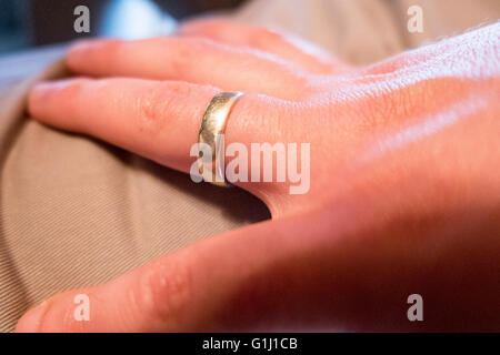 Ehering an Hand eines Mannes Stockfoto