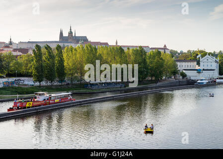 Touristenboot auf der Moldau, Prag, Tschechische Republik, Europa Stockfoto