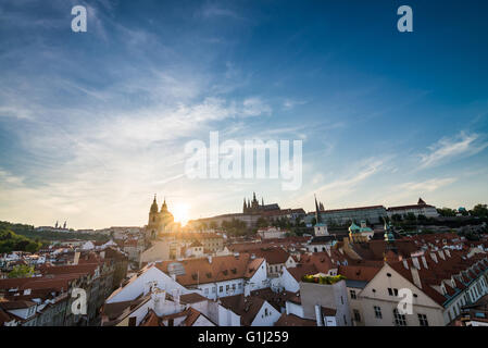 Prag, Panoramablick über die Stadt mit der Burg und St. Vitus Kathedrale mit Sonne, Tschechische Republik, Europa Stockfoto
