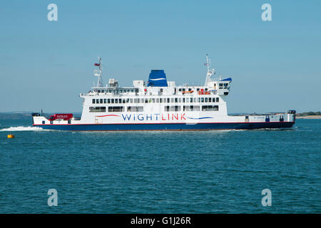 St. Cecilia Auto und Personenfähre Ankunft in Portsmouth von Fishbourne auf der Isle Of Wight Stockfoto