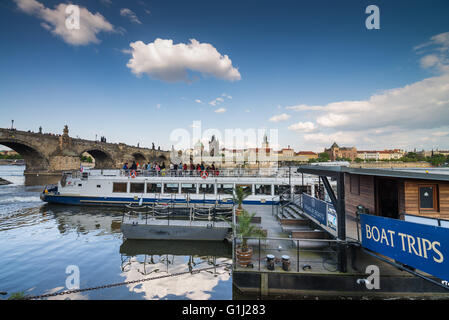 Touristenboot auf der Moldau, Prag, Tschechische Republik, Europa Stockfoto