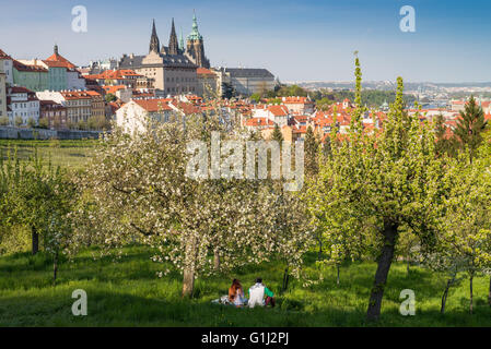 Genießen die Sonne im Frühling, Kleinseite, Prag, Tschechische Republik. Hintergrund ist die Prager Burg Stockfoto