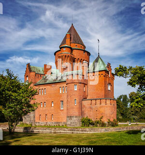 Bild der Burg Hjularod in Schweden, im französischen mittelalterlichen romantischen Stil gebaut. Stockfoto