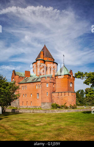 Bild der Burg Hjularod in Schweden, im französischen mittelalterlichen romantischen Stil gebaut. Stockfoto
