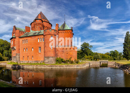 Bild von Hjularod aus rotem Backstein Schloss in Schweden, im französischen mittelalterlichen romantischen Stil gebaut. Stockfoto
