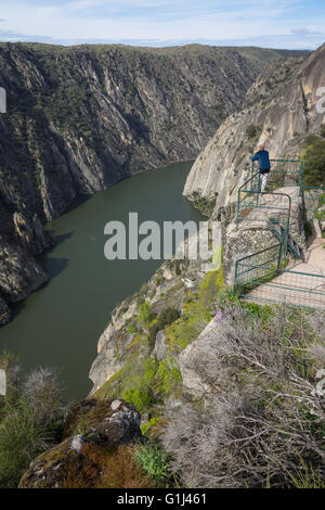 Genießen Sie den Blick von der Aldeadávila Damm am Fluss Duero Mann Stockfoto