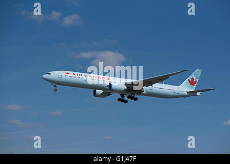 ACA Air Canada Boeing 777-3Q8ER Landung am London Heathrow Airport (LHR) SCO 10.377. Stockfoto