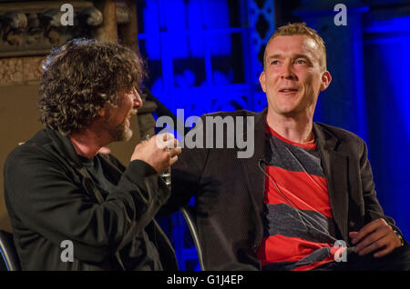 Neil Gaiman und David Mitchell zwei weltweit gefeierten Schriftsteller Ð Bewunderer von jedem OtherÕs Ð trafen sich auf der Bühne für die Stockfoto