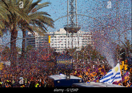 Barcelona, Spanien. 15. Mai 2016. FC Barcelona hält einen Feier-Parade für den Gewinn der spanischen La Liga-Meisterschaft in Barcelona, Spanien, 15. Mai 2016. Bildnachweis: Lino De Vallier/Xinhua/Alamy Live-Nachrichten Stockfoto