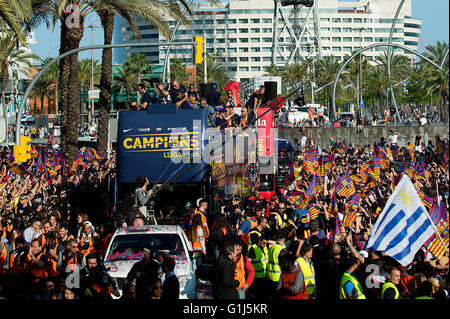 Barcelona, Spanien. 15. Mai 2016. FC Barcelona hält einen Feier-Parade für den Gewinn der spanischen La Liga-Meisterschaft in Barcelona, Spanien, 15. Mai 2016. Bildnachweis: Lino De Vallier/Xinhua/Alamy Live-Nachrichten Stockfoto