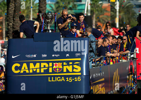 Barcelona, Spanien. 15. Mai 2016. FC Barcelona hält einen Feier-Parade für den Gewinn der spanischen La Liga-Meisterschaft in Barcelona, Spanien, 15. Mai 2016. Bildnachweis: Lino De Vallier/Xinhua/Alamy Live-Nachrichten Stockfoto