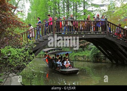 Hangzhou. 10. April 2016. Foto aufgenommen am 10. April 2016 zeigt, dass Touristen in Nanxun, eine alte Wasser Stadt in der ostchinesischen Provinz Zhejiang Huzhou Stadt besuchen. Zhejiang beschleunigt seine Tourismusindustrie wie einige Städte und Dörfer wurden entwickelt, wo die Menschen die entspannte Tempo des Lebens während ihres Urlaubs genießen konnte. © Tan Jin/Xinhua/Alamy Live-Nachrichten Stockfoto